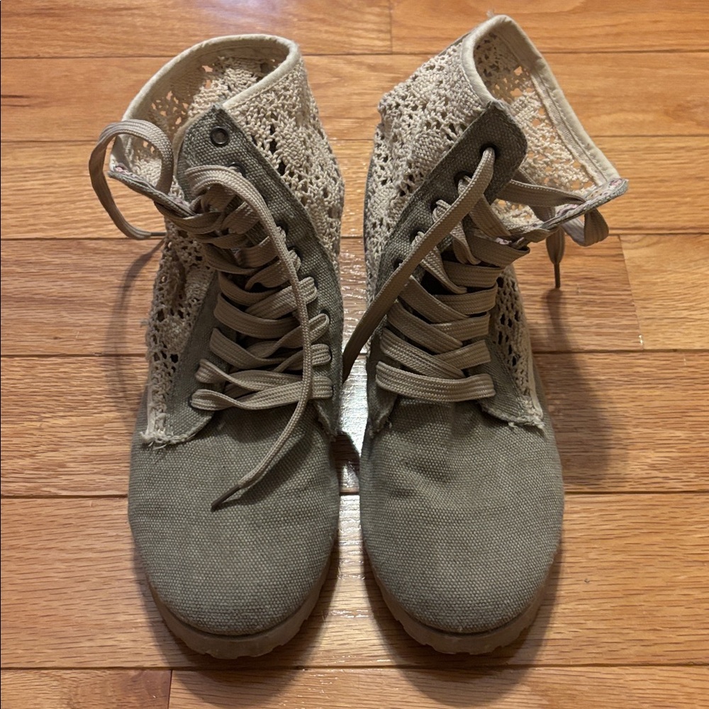 Size 8 Tan Lace Boots